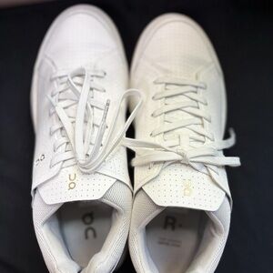 On Cloud Running The Roger centre court tennis shoes, like new!